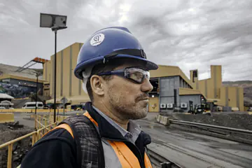 Supervisor de Quintrax en la planta, con la faena de fondo