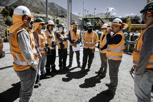Equipo de Berliam en charla de seguridad antes del turno
