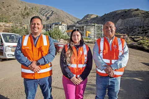 Equipo de Veltis, hombres y mujeres, reunido en faena minera