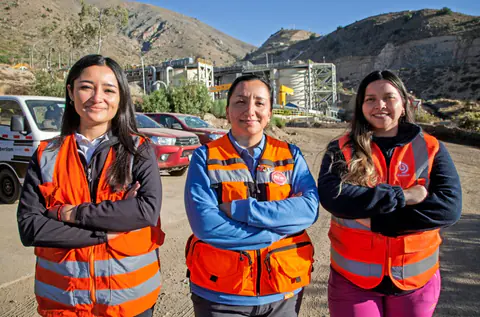 Trabajadoras de Veltis con equipo de seguridad en faena