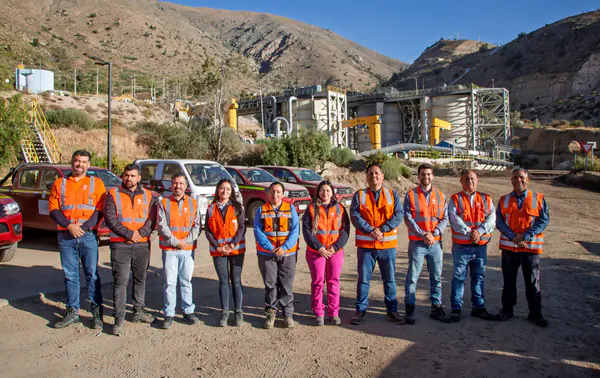 Equipo de Veltis reunido en faena