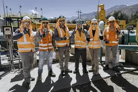 Seis trabajadores de Veltis con equipo de protección personal en una faena