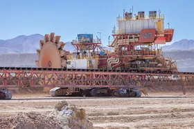 Rotopala y correa transportadora en una faena minera