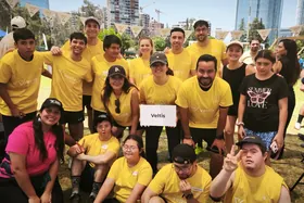 Equipo de Veltis en una actividad de inclusión con la comunidad