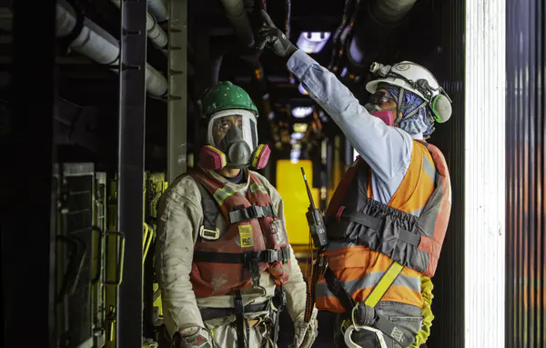 Operarios de Steel coordinando una maniobra en el terminal